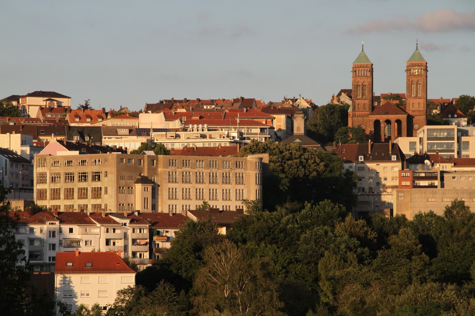 Stadtpanorama von Pirmasens im Abendlicht mit den Türmen von St. Pirmin